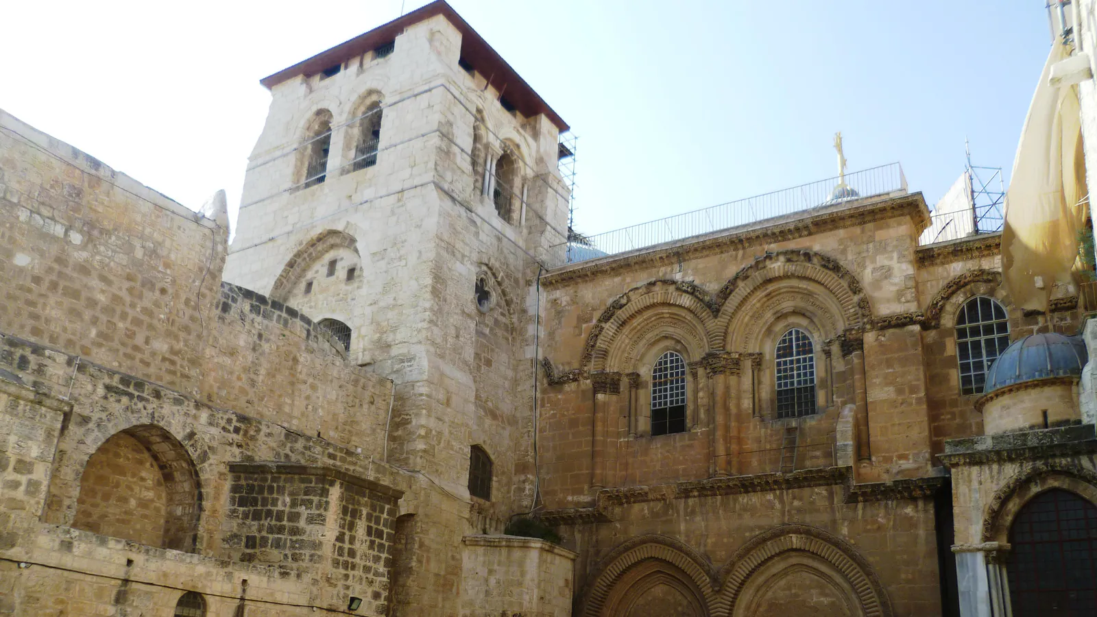 A fachada de pedra e a torre sineira da Igreja do Santo Sepulcro em Jerusalém
