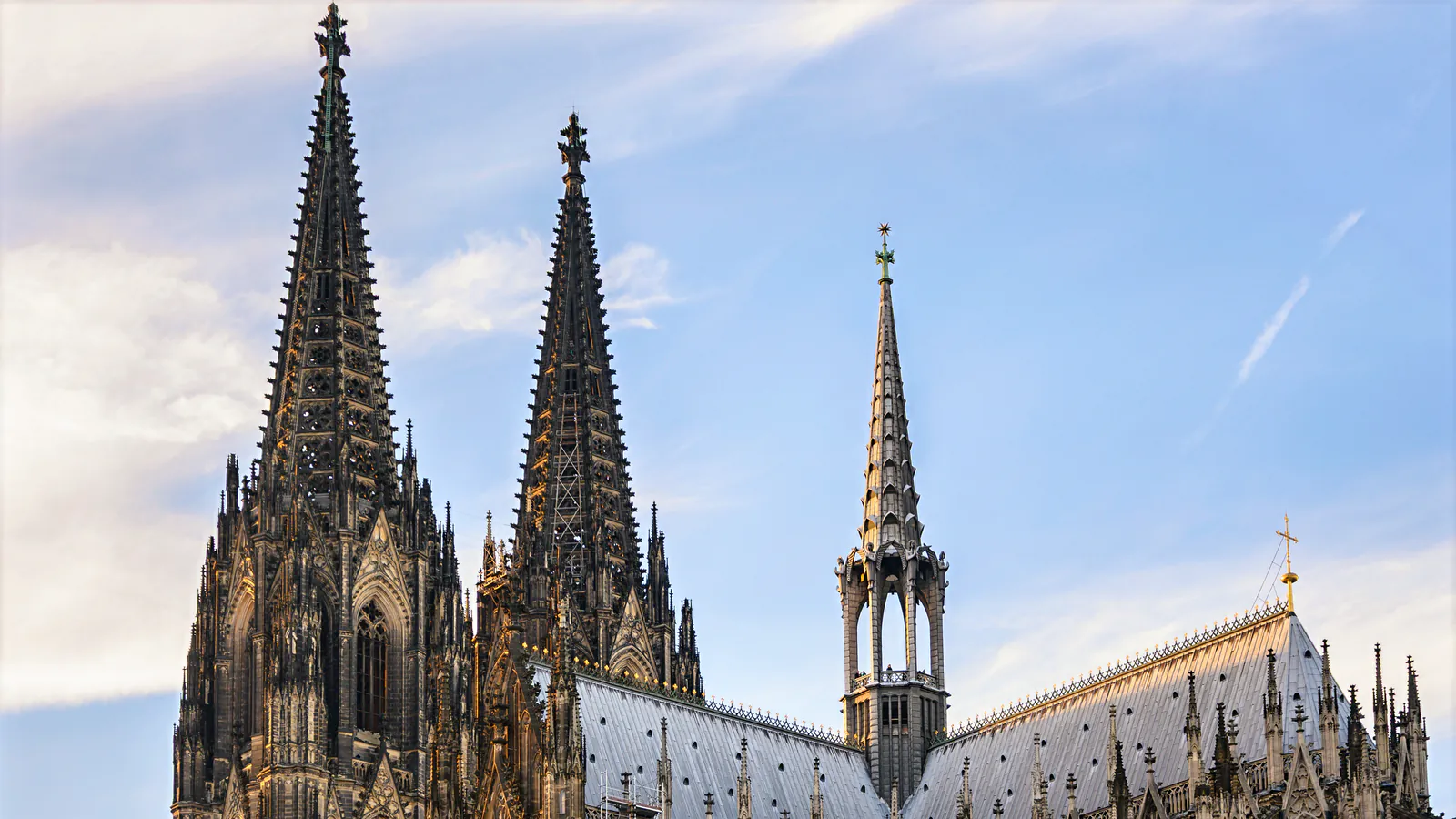 As duas torres góticas e a nave da Catedral de Colônia sob a luz do entardecer