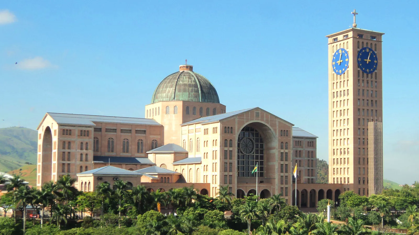 A cúpula e a torre do Santuário Nacional de Nossa Senhora Aparecida acima das árvores