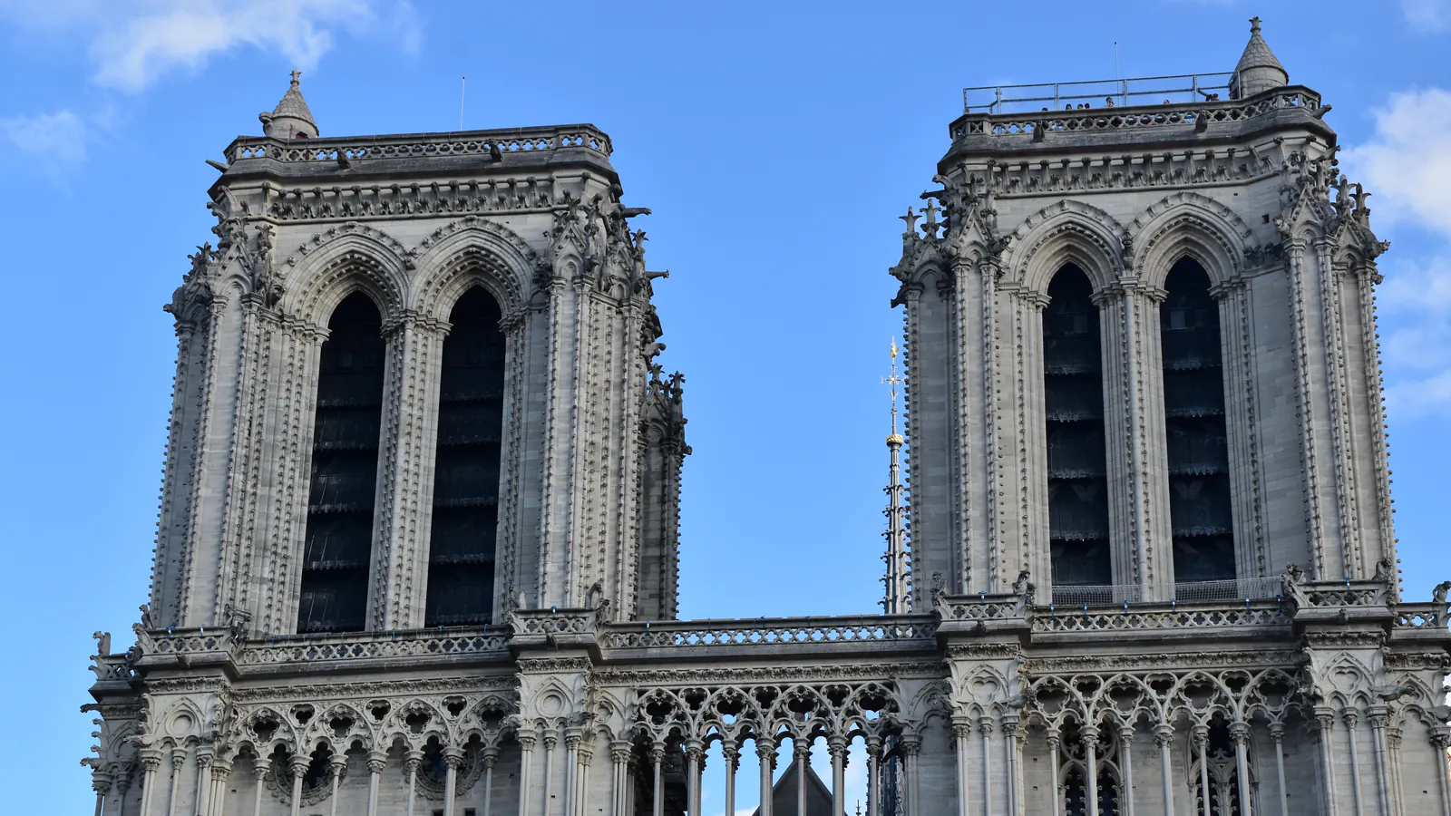 As torres restauradas da fachada ocidental de Notre-Dame de Paris