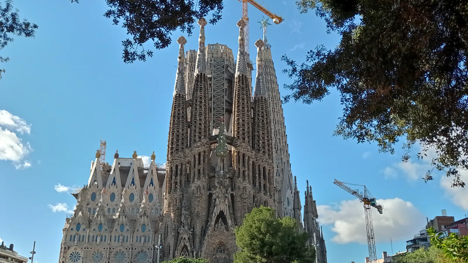 As torres de pedra da Sagrada Família elevando-se sob o céu azul de Barcelona
