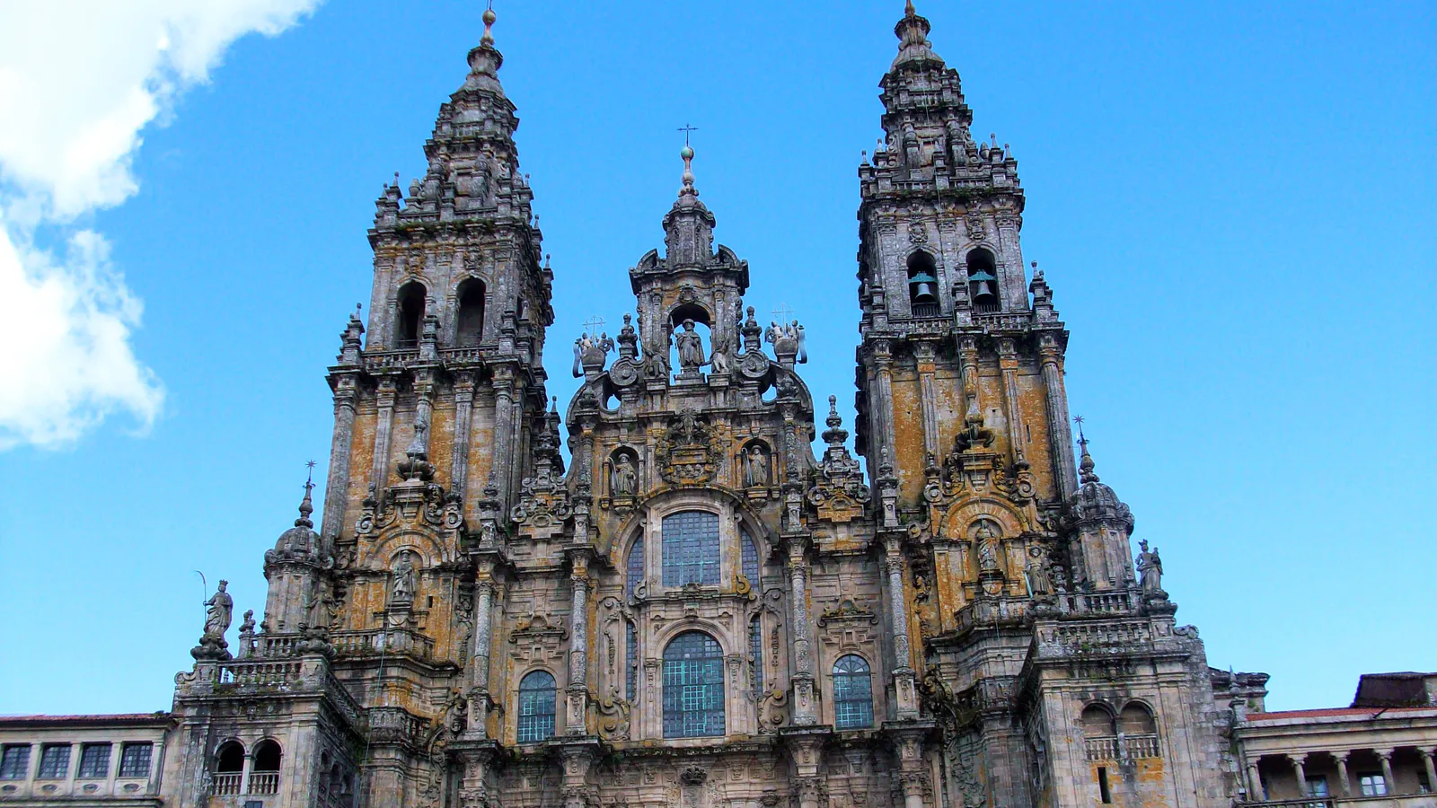 A fachada barroca e as torres sineiras da Catedral de Santiago de Compostela